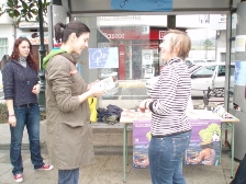 Vecios achegndose  stand na Praza do "Recheo"